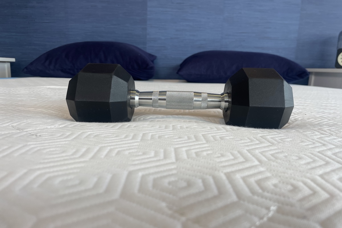 Dumbbell placed on the Bear Original mattress